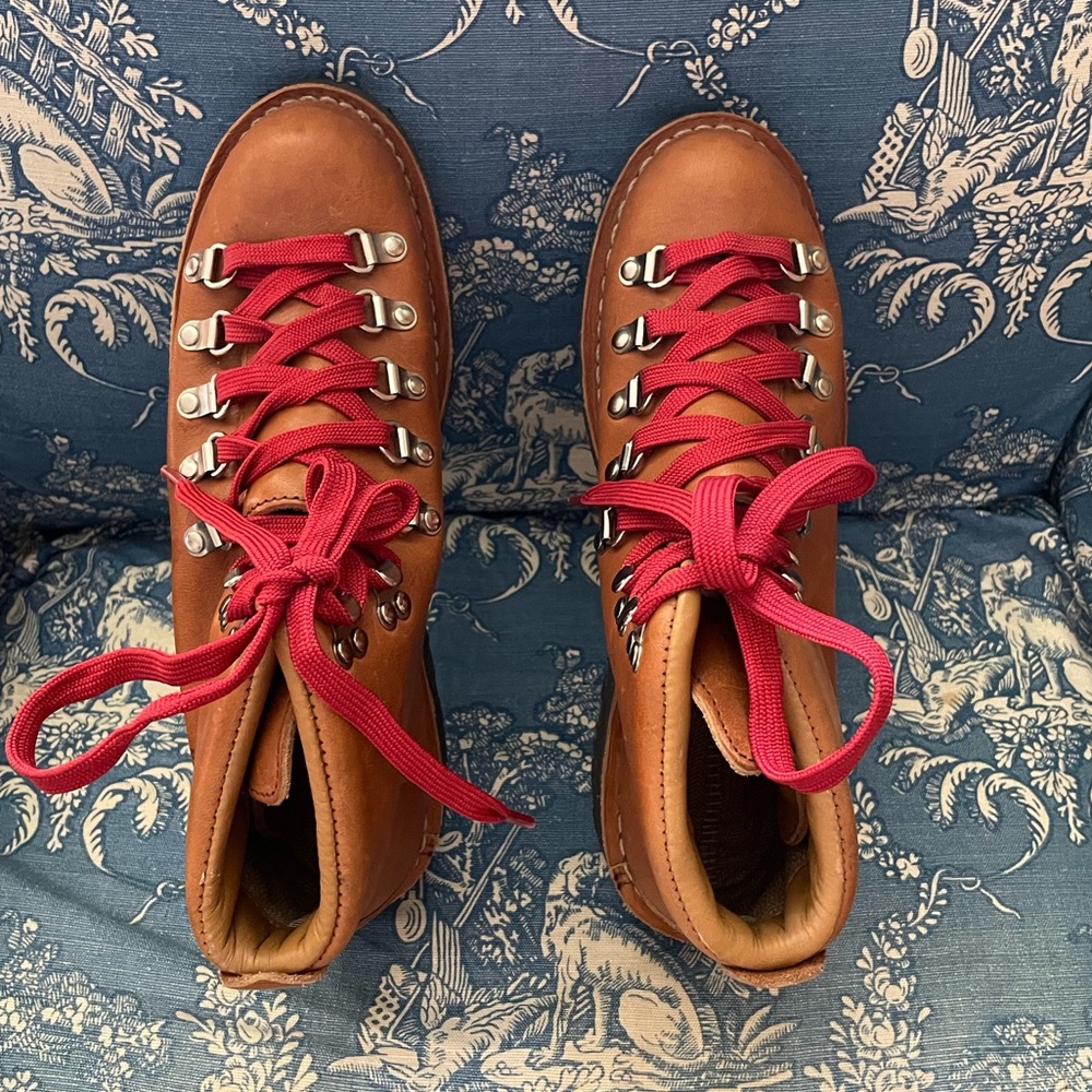Danner Mountain Light Hiking Boot Women’s 9 Never Worn!